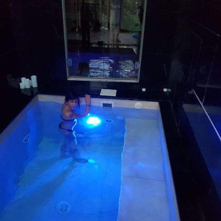 La Casa Con Piscina Riscaldata Interna Anna Luxury Garden Apartment Pisa Exterior photo