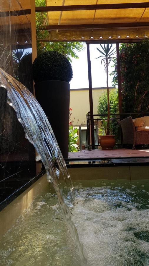 La Casa Con Piscina Riscaldata Interna Anna Luxury Garden Apartment Pisa Exterior photo